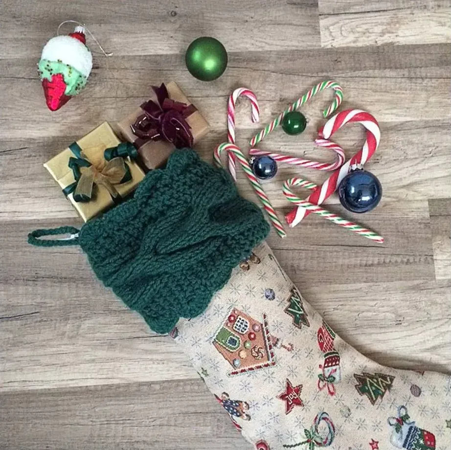 Julestrømpe med grønn strikkekant og julemønster, med polkagriser og julekuler