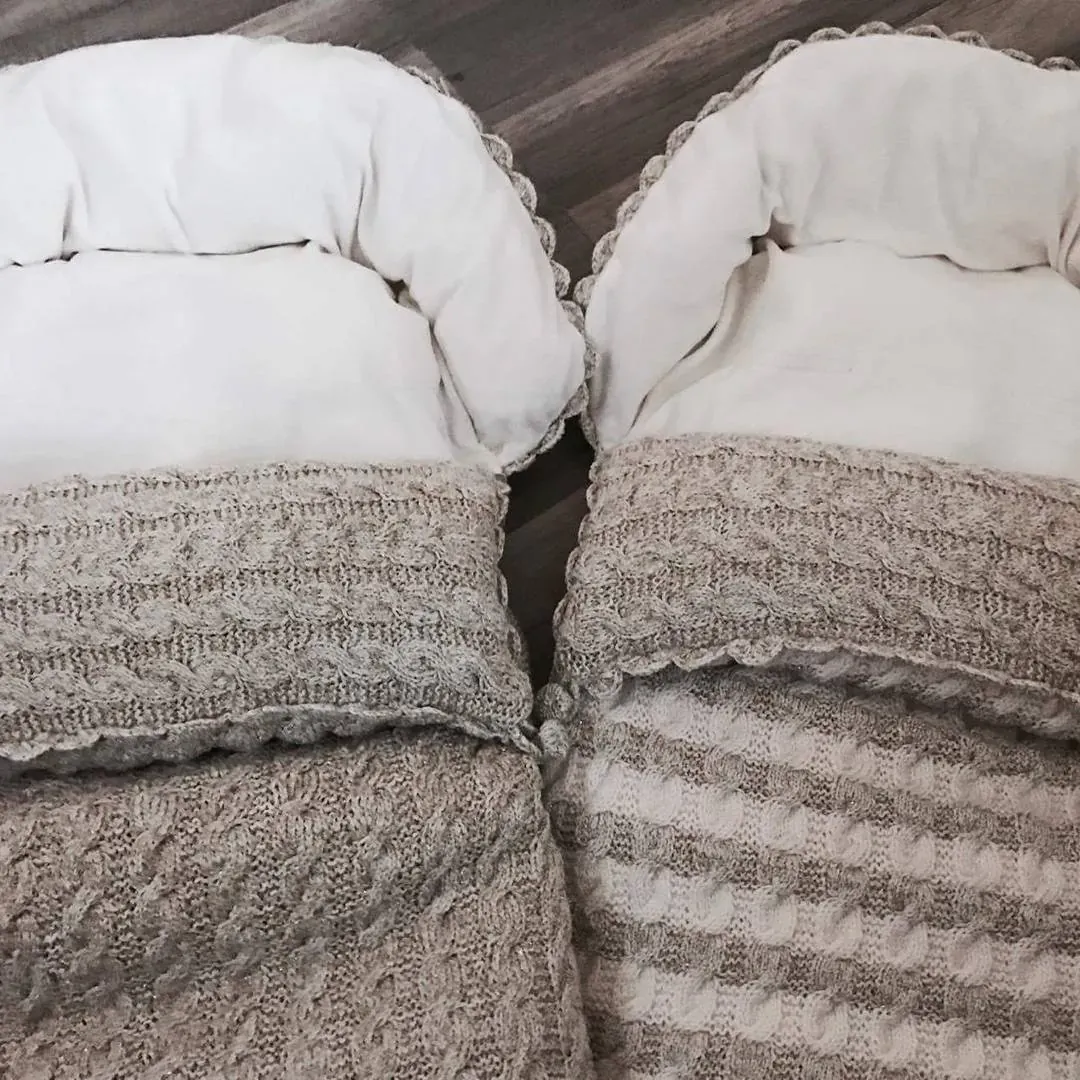 To vognposer side om side, en i grå kabelstrikk og en i grå og hvit stripet, begge med hvitt fôr