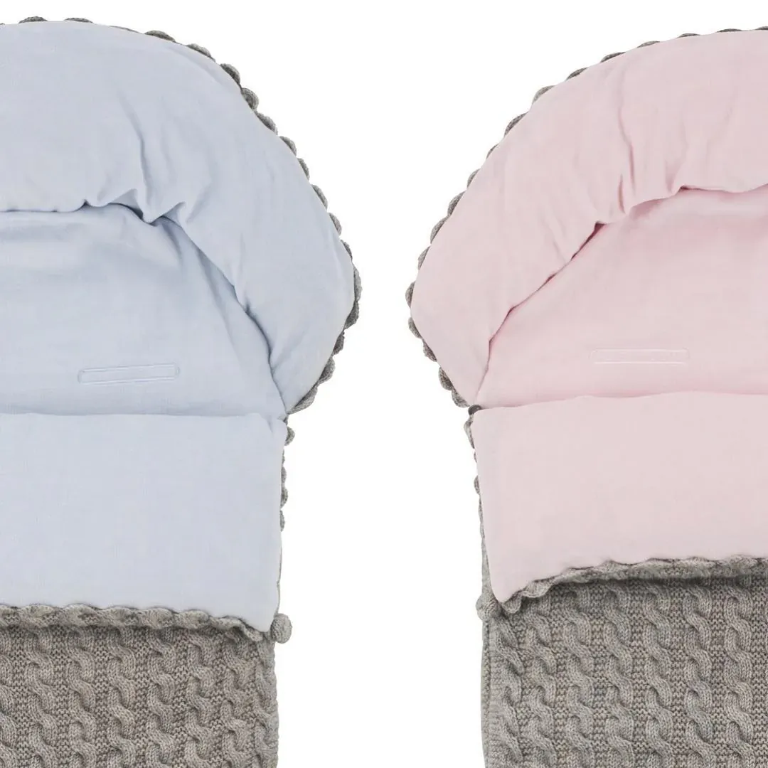 To vognposer i gråbrun kabelstrikk med lyseblått og rosa fôr side om side
